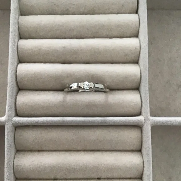 14K White Gold Ring with Diamond Size 5 - Picture 6 of 9